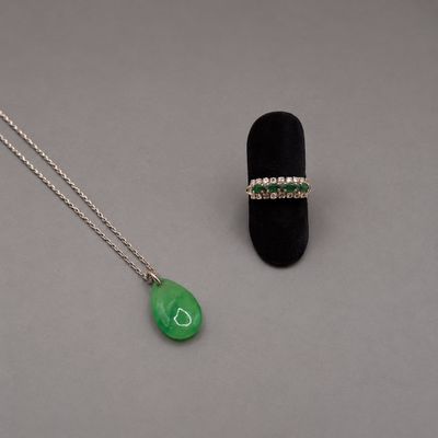 gros plan d'un collier et d'une bague sur une table