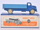 un camion jouet posé sur une boîte