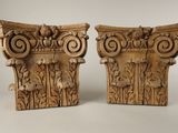 paire de cornes en bois sculpté, ornées de fleurs et de feuilles