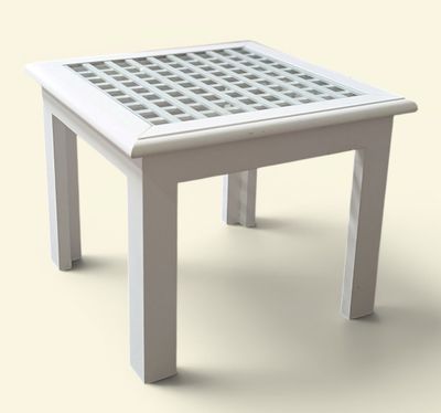 une image représentant une table blanche recouverte d'un nappage à carreaux