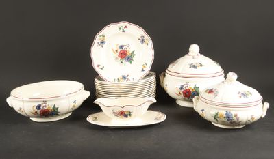un ensemble d'assiettes et de tasses posées sur une table