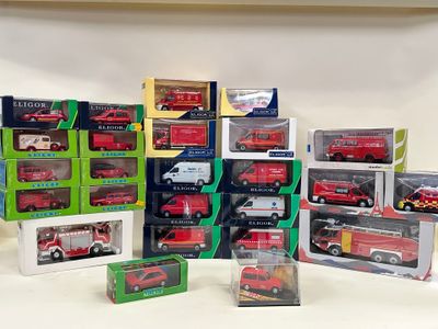 de nombreux modèles différents de camions de pompiers miniatures sont exposés