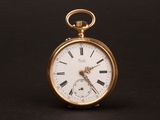 une montre de poche en or avec des chiffres romains