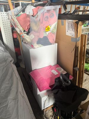 un tas d'objets dans une pièce où se trouve un bébé dans une poussette