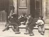 un groupe d'enfants assis sur les marches à l'extérieur d'un immeuble