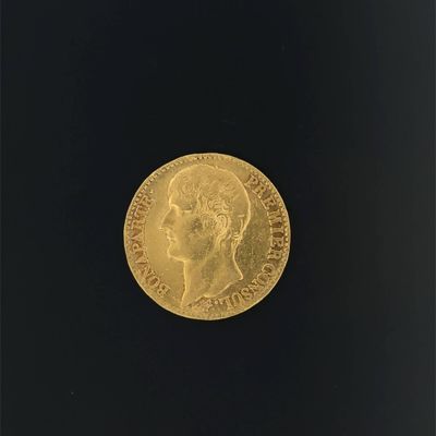 gros plan d'une pièce d'or sur une surface noire