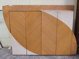 une photo d'une armoire en bois avec une porte incurvée