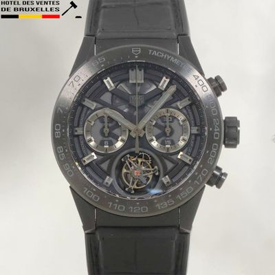 un gros plan d'une montre avec un bracelet noir