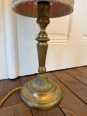 une lampe posée par terre près d'une porte
