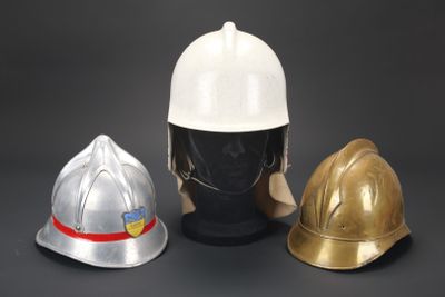 trois types de casques exposés sur un support noir