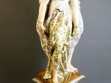 une statue de femme tenant un enfant sur un piédestal