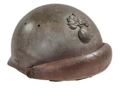 un vieux casque avec un arbre dessiné sur le côté