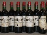 six bouteilles de vin sont alignées sur une table