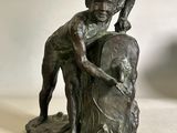 statue en bronze représentant un garçon avec un oiseau sur l'épaule