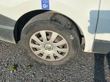 une voiture blanche avec un autocollant bleu sur le côté