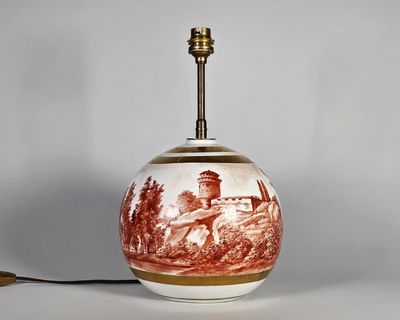 une photo d'une lampe de table ornée d'un motif rouge et blanc