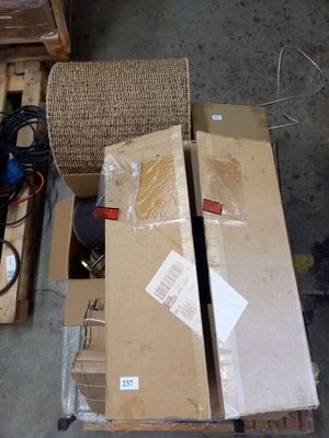 une pile de cartons posée par terre à côté d'une chaise