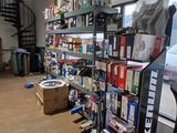 une pièce avec beaucoup de boîtes et de cartons sur les étagères