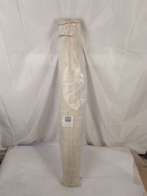 un grand vase blanc posé sur un drap blanc
