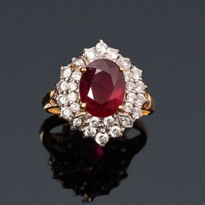 Bague en or 18k (750e), ornée d'un rubis traité ovale facett…