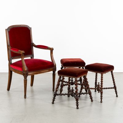 une image représentant une chaise rouge et un repose-pieds dans une pièce