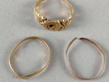 trois types différents de bagues en or sur un fond blanc
