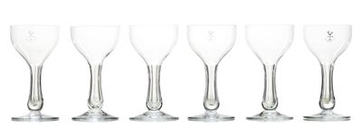 six verres à vin vides alignés sur une surface blanche