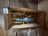 une étagère en bois sur laquelle sont posées une paire de chaussures et un bol