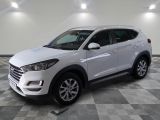 le suv blanc est garé dans le garage sur un sol en damier