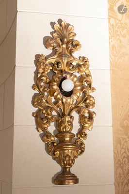 une horloge dorée accrochée au mur d'une salle de bains