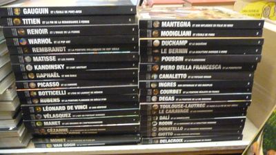 plusieurs dvd empilés sur une étagère