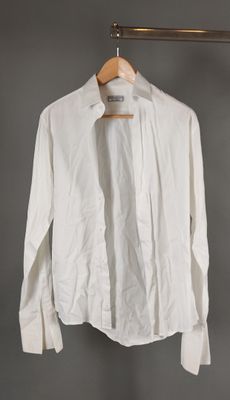 YVES SAINT LAURENT. Chemise à manches en coton blanc.