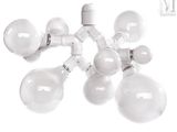 Plusieurs ampoules sont disposées en grappe sur un fond blanc