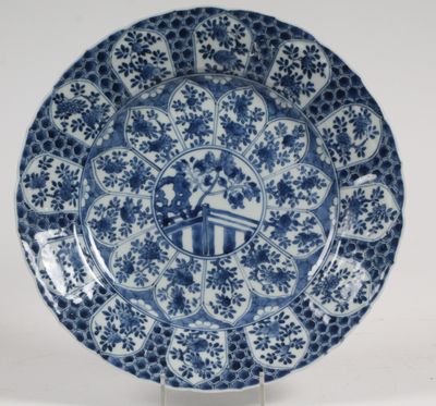 assiette bleue et blanche ornée d'un motif représentant des fleurs et un oiseau