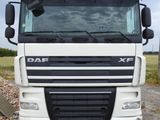 une photo d'un camion blanc garé sur le bord de la route