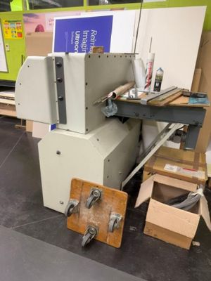 une machine posée sur le sol d'une pièce