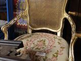 une chaise qui se trouve dans une pièce où il y a une horloge