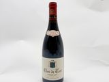 une bouteille de vin posée sur une table