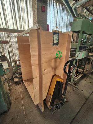 un gros morceau de bois posé sur une palette