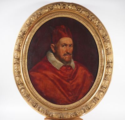 portrait d'un homme portant une casquette rouge et une robe rouge