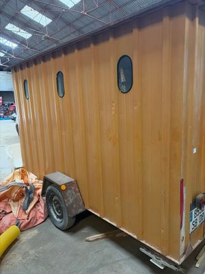 une photo d'une remorque dans un bâtiment en construction