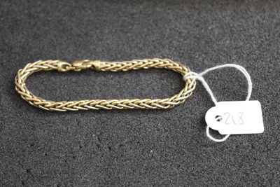 Gros plan sur un bracelet en or portant une étiquette
