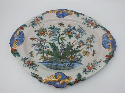 une assiette décorative ornée de fleurs, posée sur une table