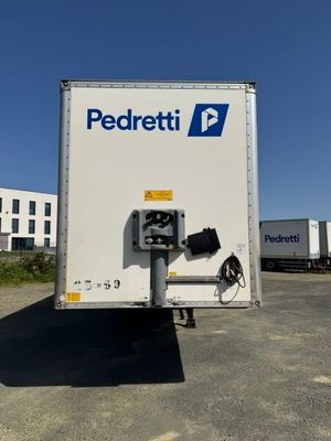 un fourgon blanc garé sur un parking