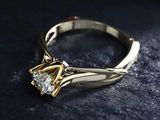 gros plan d'une bague en diamant sur une surface noire