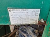 une pancarte apposée sur le côté d'une machine sur laquelle on peut lire « apparel brevete »