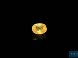 un diamant jaune sur fond noir