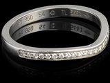 gros plan d'une bague en diamant sur une surface noire