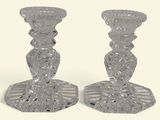 paire de chandeliers en verre clair sur fond blanc