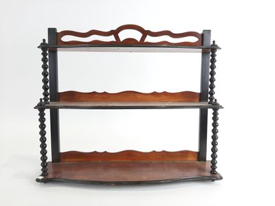l'image d'une étagère en bois surmontée de trois étagères